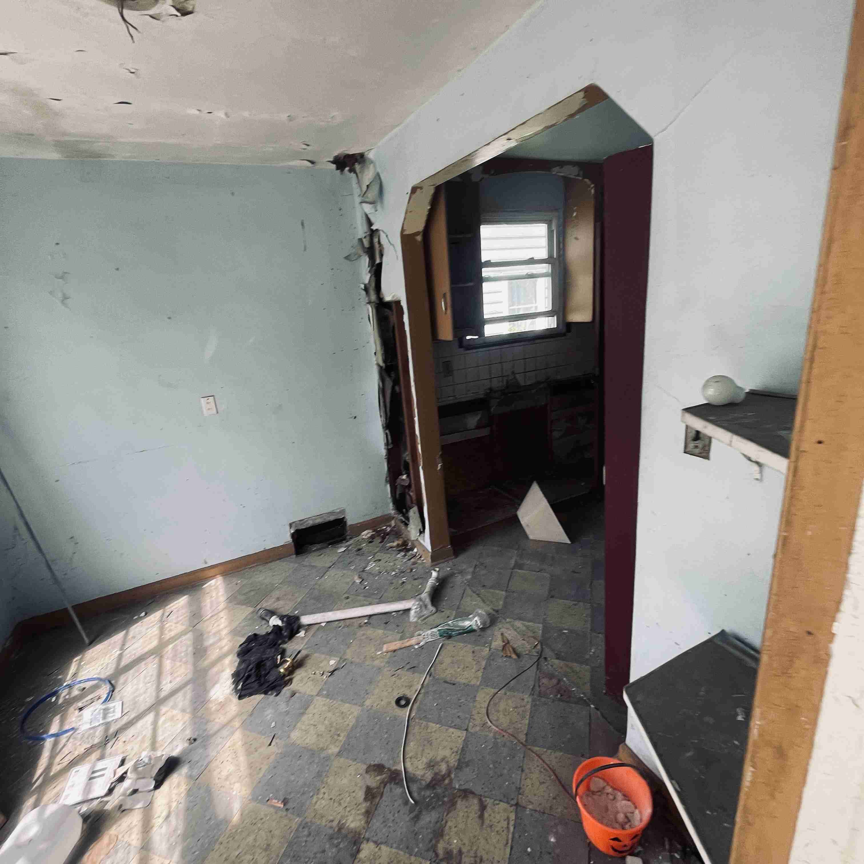 19220 Albany St (25).jpg